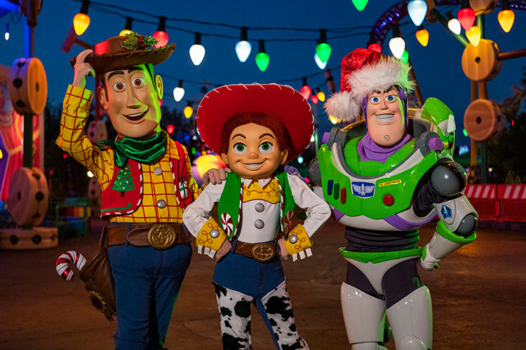 Natal na Disney 2019: Toy Story Land enfeitada de natal, no HollyWood Studios. Na foto estão o Woodie, a Jessie e o Buzz. 