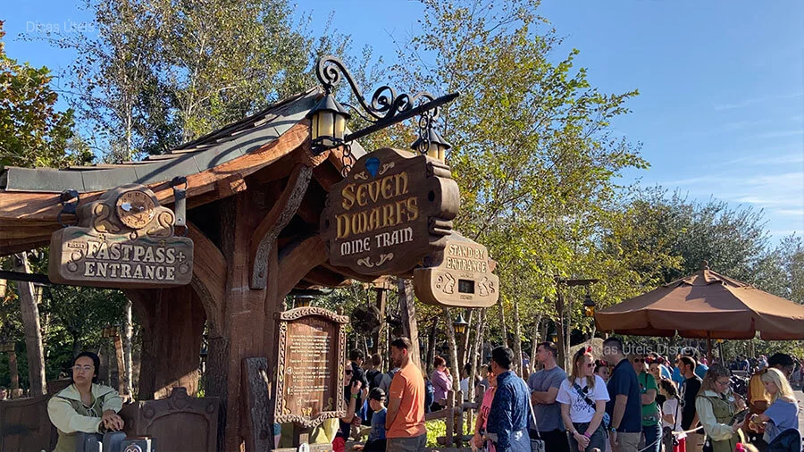 Foto da Entrada da atração Seven Dwarfs no Magic Kingdom.