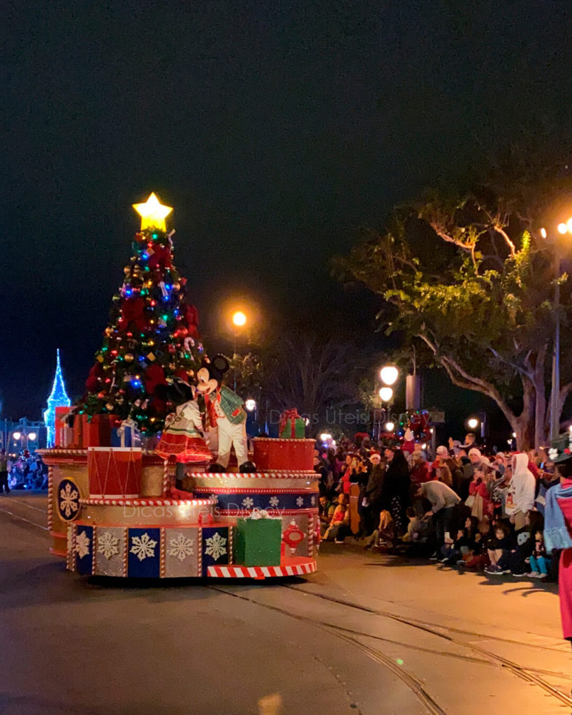 Mudanças na programação do Magic Kingdom Mickeys once upon a christmastime parade