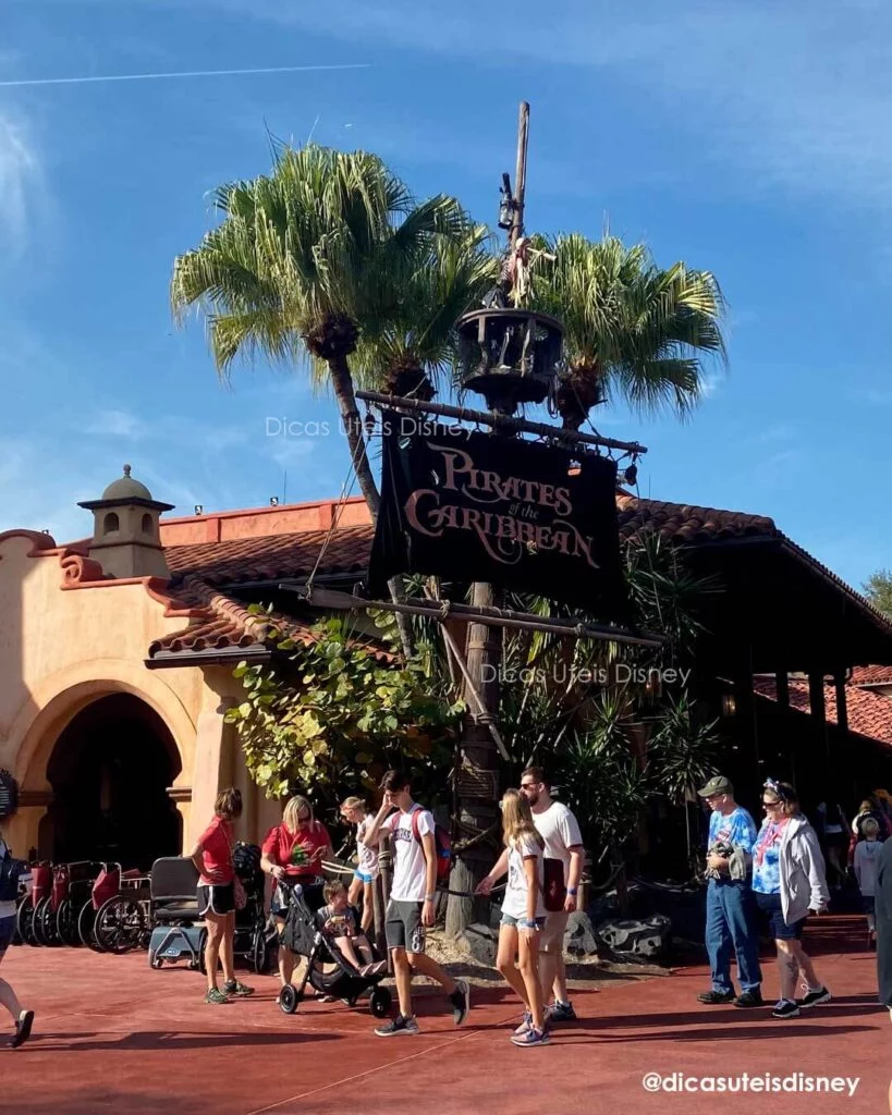 Como é a área Adventureland do parque Magic Kingdom Atração Piratas do Caribe
