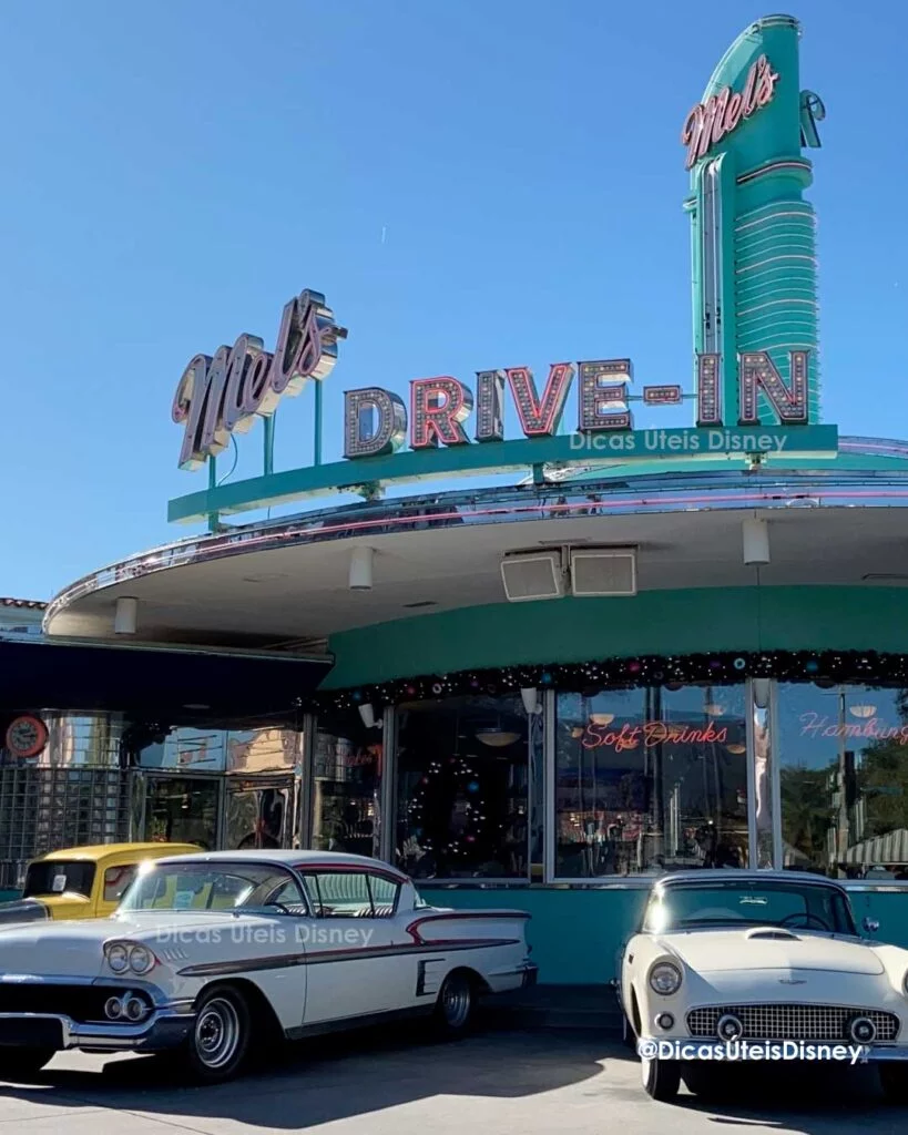 Como são as áreas de Hollywood e World Expo da Universal Studios restaurante Mels Drive In