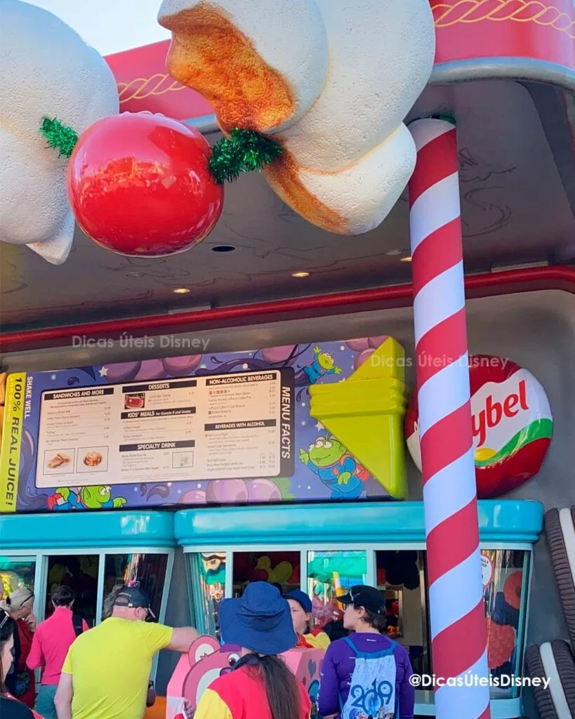Como é a área Toy Story Land no Hollywood Studios woody lunch box 2