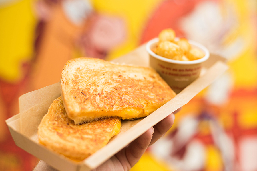 Como é a área Toy Story Land no Hollywood Studios woody lunch box  Grilled Three-Cheese Sandwich sanduiche de queijo