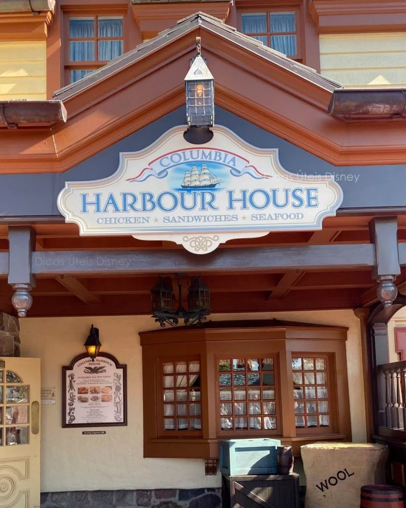Como é a área Liberty Square do parque Magic Kingdom Restaurante Columbia Harbor House