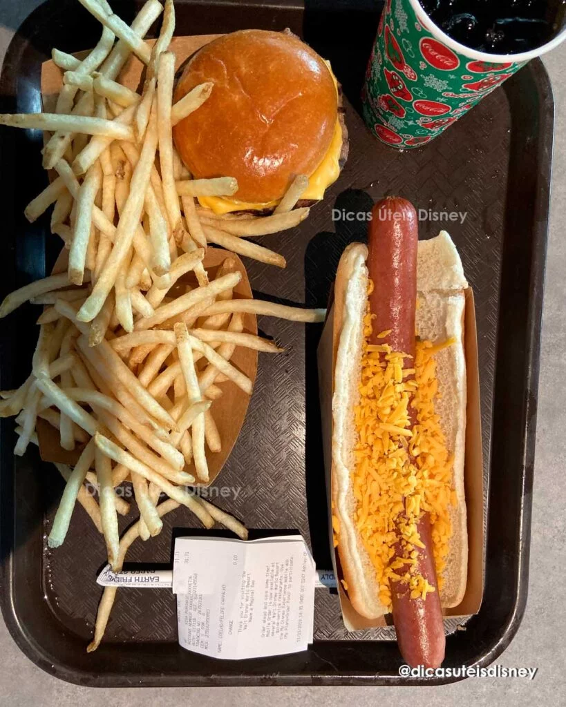 Como é a área Tomorrowland do parque Magic Kingdom cachorro quente cosmic ray's cafe