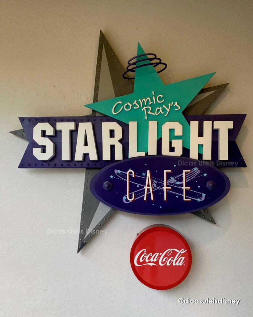 Como é a área Tomorrowland do parque Magic Kingdom restaurante cosmic ray's cafe