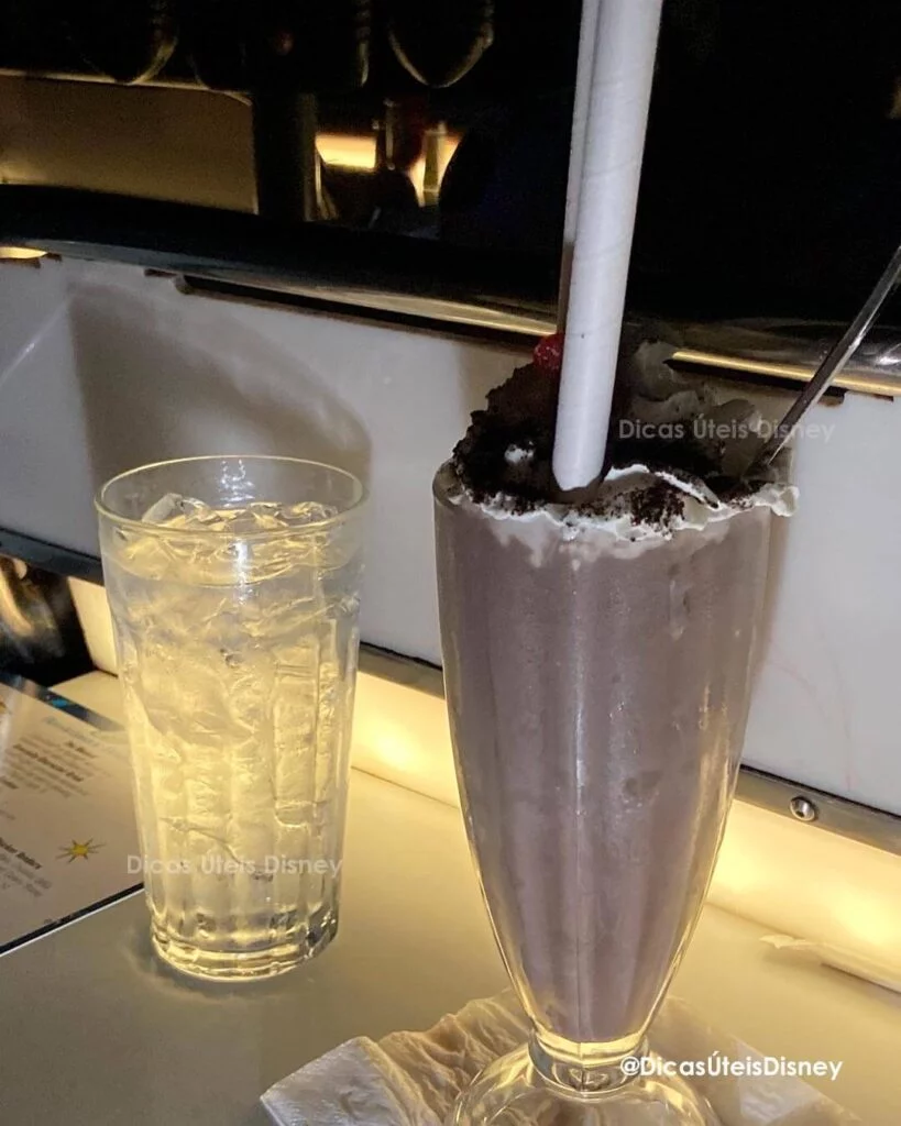 Como é a Commissary Lane no Hollywood Studios restaurante sci fi dine inn milk shake