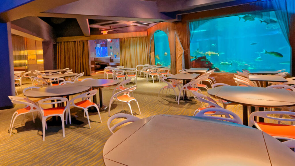 como-e-area-mako-seaworld-orlando-restaurante-shark-underwatter-grill--dicas-uteis-disney