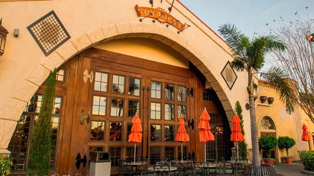 como-e-area-mako-seaworld-orlando-restaurante-voyages-smokehousedicas-uteis-disney