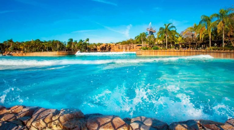 como-e-orlando-em-maio-lotacao-clima-eventos-parque-aquatico-typhoon-lagoon-studios-uteis-disney