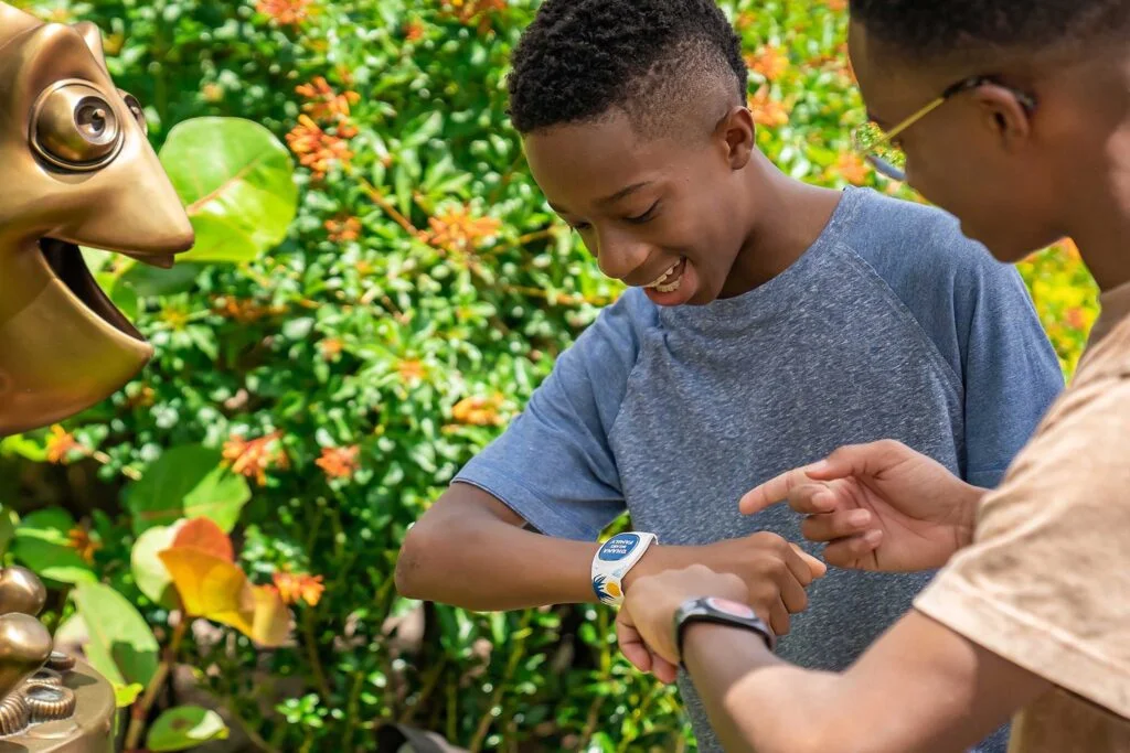 MagicBand+ nova pulseira DIsney interação estátuas personagens 50 anos